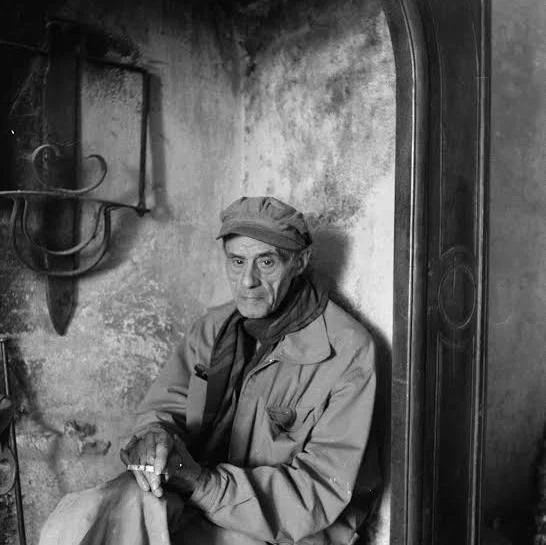Jean Boyé, artiste peintre et poète sarladais, élève de Julien Saraben, Maurice Albe, Jacques Swobada, ami de François Augiéras, Marcel Loth, Guy Célérier, Paul Placet, a commencé par la mine de plomb, puis la pierre noire, la sanguine, le pastel, l’aquarelle et bien sûr la peinture à l’huile. Mais il est aussi un poète dont la poésie prolonge son regard de peintre. Mêlant lyrisme contenu et observation précise du paysage, elle explore les mêmes thèmes que sa peinture : l’enracinement périgourdin, la beauté fragile des choses, la mélancolie des lieux